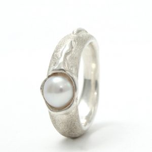 Originalus sidabrinis žiedas su baltu gėlavandeniu perlu