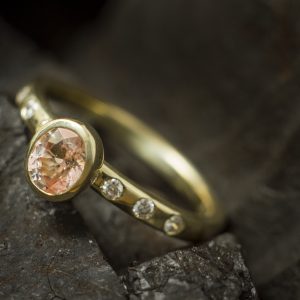 Geltonojo aukso žiedas su deimantais ir 0,5 ct rožiniu safyru