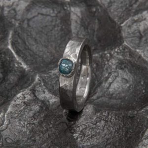 Paladžio žiedas su neapdirbtu mėlynuoju deimantu