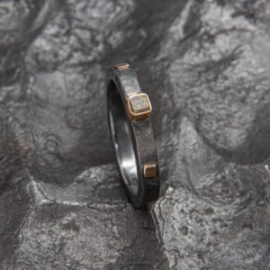Juodojo sidabro žiedas su neapdirbtu deimantu