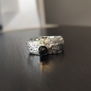 Sidabro žiedas su neapdirbtu juoduoju deimantu