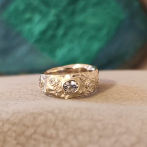 Baltojo aukso žiedas su safyru ir briliantais