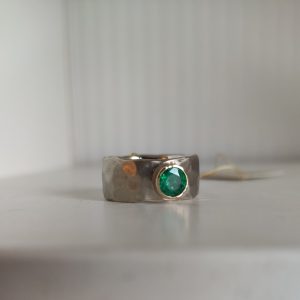 Vienetinis baltojo aukso žiedas su smaragdu